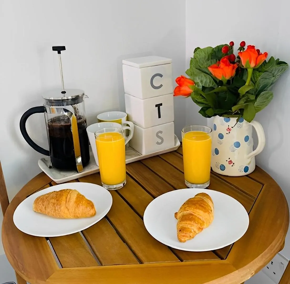 Hendon Street Beach Huts Brighton Homestay